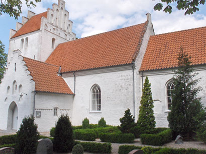 Gravsten på Bavelse kirkegård. Tybjerg herred. Præstø amt.