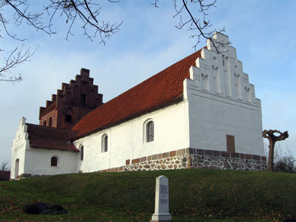 Gravsten på Davinde kirkegård. Åsum herred. Odense amt.