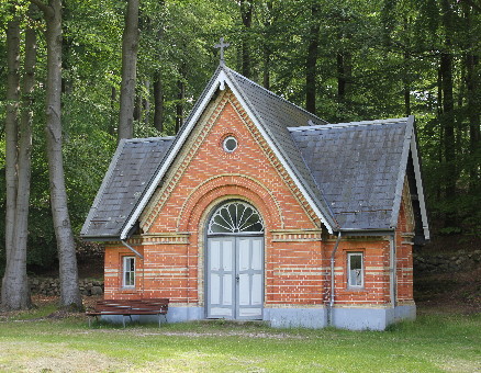 Gravsten på Ebberødgård kirkegård. Lynge-Kronborg herred. Frederiksborg amt.