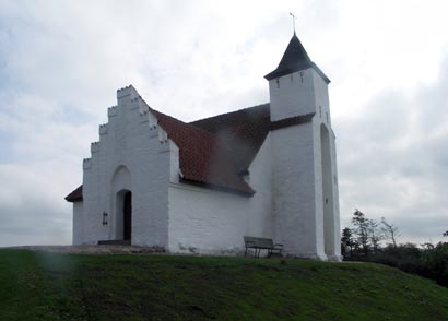 Gravsten pæ Egens kirkegård. Øster Mols herred. Randers amt.