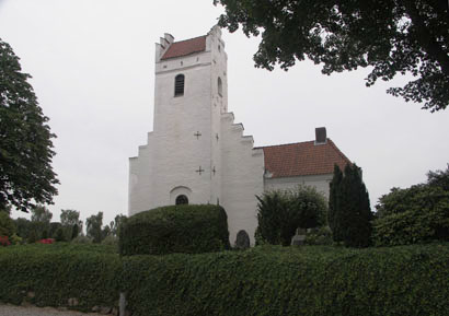 Gravsten på Feldballe kirkegård. Djurs Sønder herred. Randers amt.