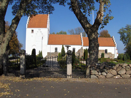Gravsten på Gislev kirkegård. Gudme herred. Svendborg amt.