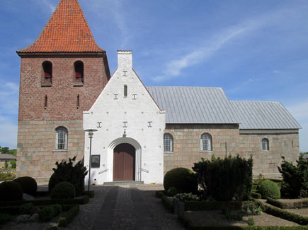 Gravsten på Hallund kirkegård. Dronninglund herred. Hjørring amt.