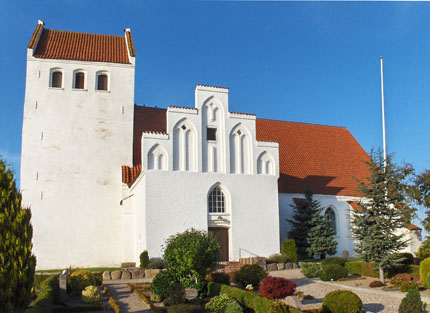 Gravsten på Kirke Helsinge kirkegård. Løve herred. Holbæk amt.