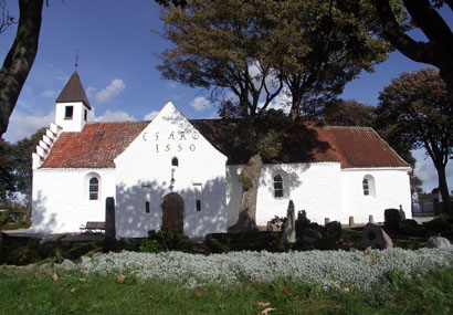 Gravsten på Knebel kirkegård. Mols herred. Randers amt.