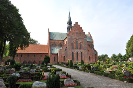 Gravsten på Løgumkloster kirkegård. Lø herred. Tønder amt.