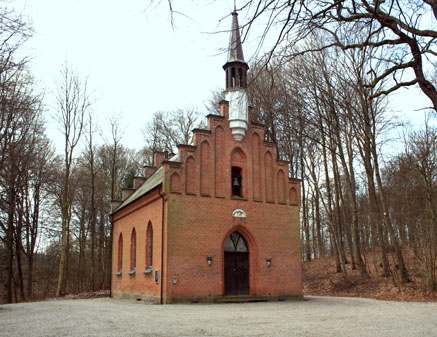 Gravsten på Langesø Skovkapel kirkegård. Skovby herred. Odense amt.