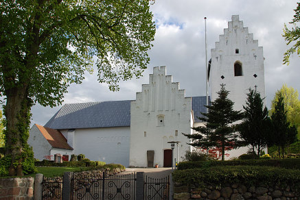 Gravsten på Lyngby kirkegård. Djurs Sønder herred. Randers amt.