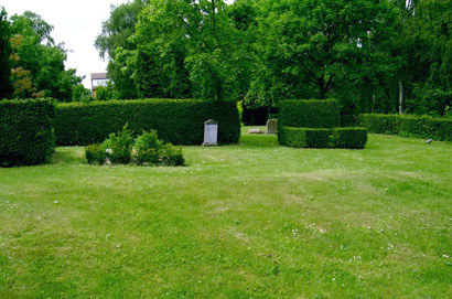 Gravsten på Lyngby assistens kirkegård. Sokkelund herred. Københavns amt.