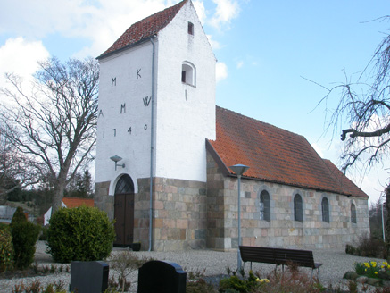Gravsten på Nørre Onsild kirkegård. Onsild herred. Randers amt.