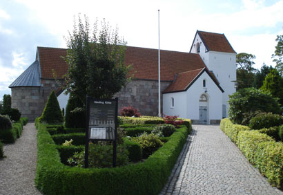 Gravsten på Nøvling kirkegård. Fleskum herred. Aalborg amt.