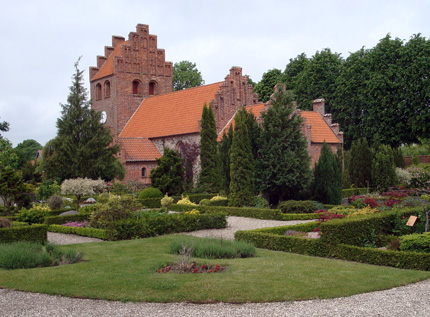 Gravsten på Oppe Sundby kirkegård. Lynge-Frederiksborg herred. Frederiksborg amt.