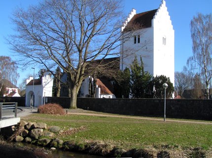 Gravsten på Odder Gamle kirkegård. Hads herred. Aarhus amt.