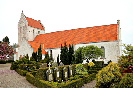 Gravsten på Onsbjerg kirkegård. Samsø herred. Holbæk amt.