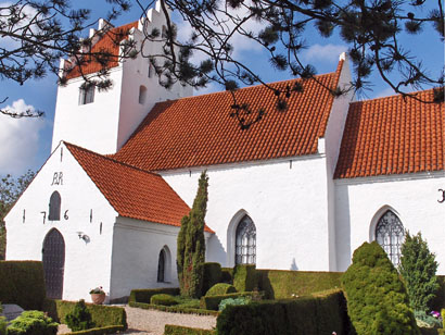 Gravsten på Rislev kirkegård. Tybjerg herred. Præstø amt.