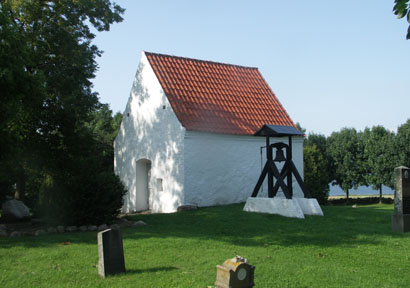 Gravsten på Rolsø kirkegård. Mols herred. Randers amt.