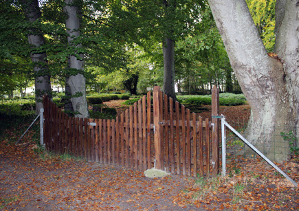 Gravsten på Sostrup Slot kirkegård. <font size=3>Gjerrild sogn</font> - Djurs Nørre herred. Randers amt.