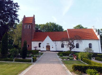 Gravsten på Tibirke kirkegård. Holbo herred. Frederiksborg amt.