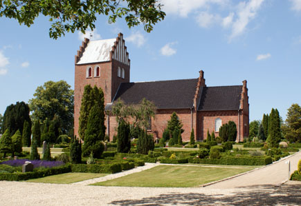 Gravsten på Tikøb kirkegård. Lynge-Kronborg herred. Frederiksborg amt.