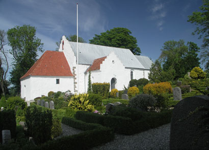 Gravsten på Tved kirkegård. Mols herred. Randers amt.