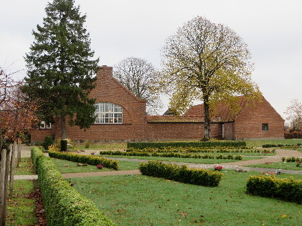 Gravsten på Ullerød kirkegård. Lynge-Frederiksborg herred. Frederiksborg amt.